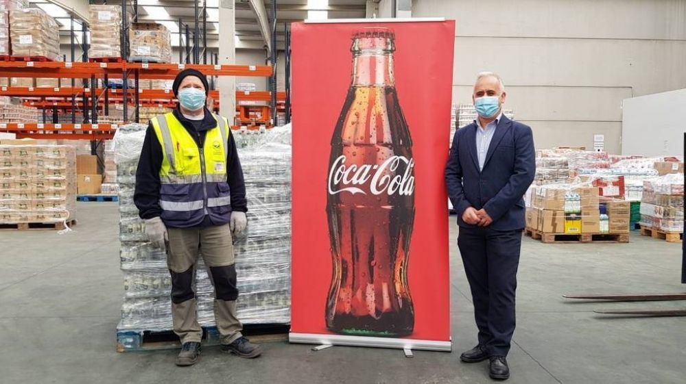 Coca-Cola dona 80 cajas de bebidas gracias al brindis solidario de los periodistas asturianos