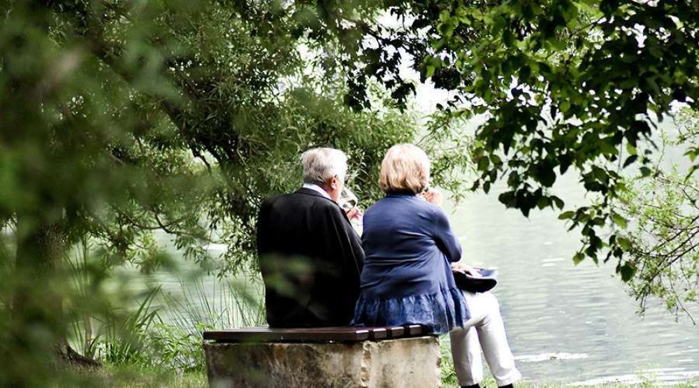 El Vaticano denuncia el abandono de los ancianos ante el COVID y llama a honrarlos