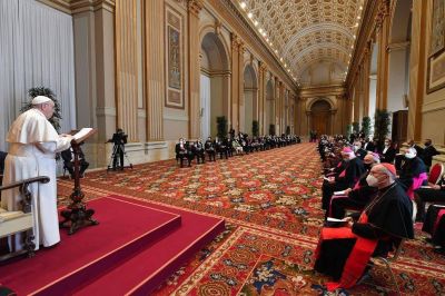El papa Francisco lament� la legalizaci�n del aborto y denunci� una 