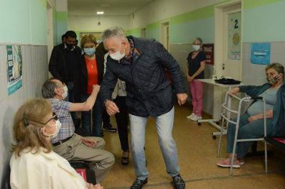 El Gobernador dijo que la vacunaci�n de adultos mayores ayudar� a la vuelta a las aulas