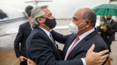 Con medio gabinete en Tucum�n, Alberto ratific� la relaci�n especial con Manzur