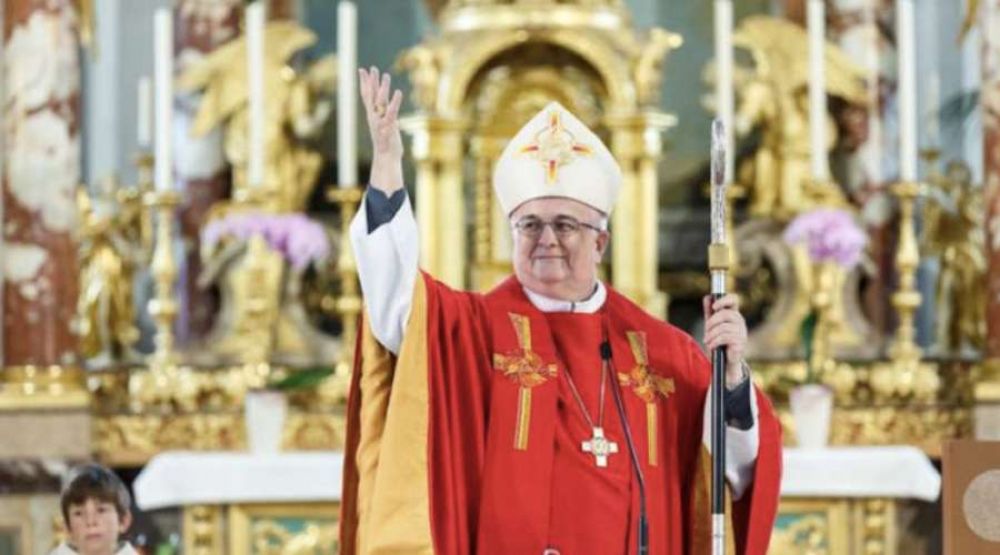Papa acepta renuncia de obispo que pidi discutir sacerdocio femenino