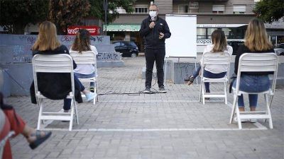 Valenzuela particip� de una clase abierta en Tres de Febrero por la vuelta a las aulas
