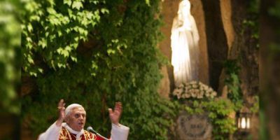 Benedicto XVI: la Virgen de Lourdes es madre en tiempos dif�ciles