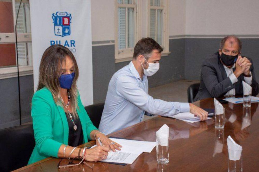 Achval y Galmarini firman un convenio para continuar obras de agua y cloacas en Pilar
