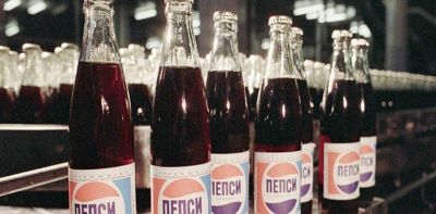 �Valiente o loco?: encontr� una botella de Pepsi sovi�tica de 1980 y se la tom�