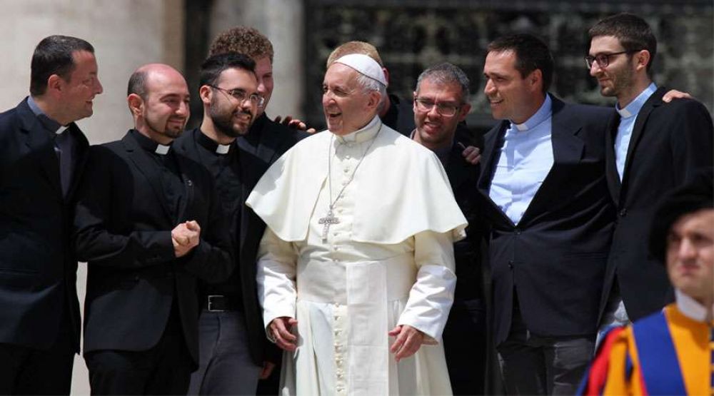 El Papa reconoce a los sacerdotes que confiesan con compasi�n y no con �l�tigo�