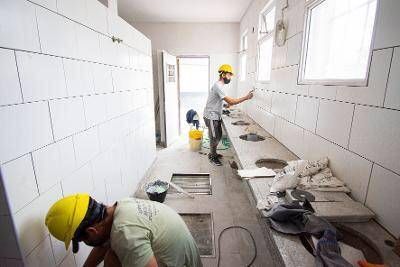 Avanzan las obras de infraestructura en 72 escuelas de Brown