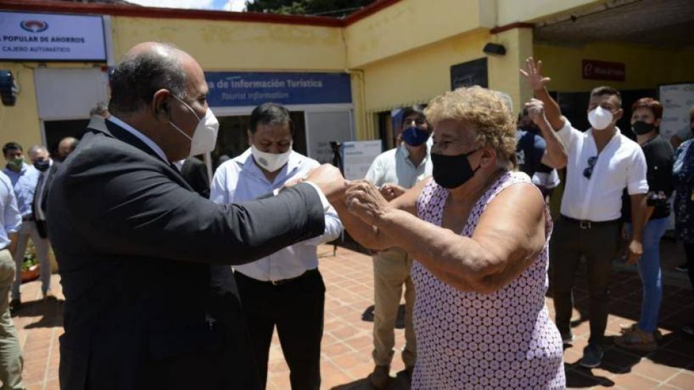 Manzur destacó el inicio de la vacunación de adultos mayores en Tucumán