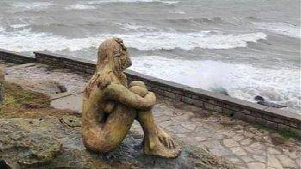 Sigue el misterio en torno a la escultura que colocaron en Playa Chica