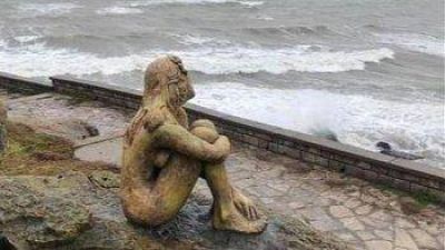 Sigue el misterio en torno a la escultura que colocaron en Playa Chica