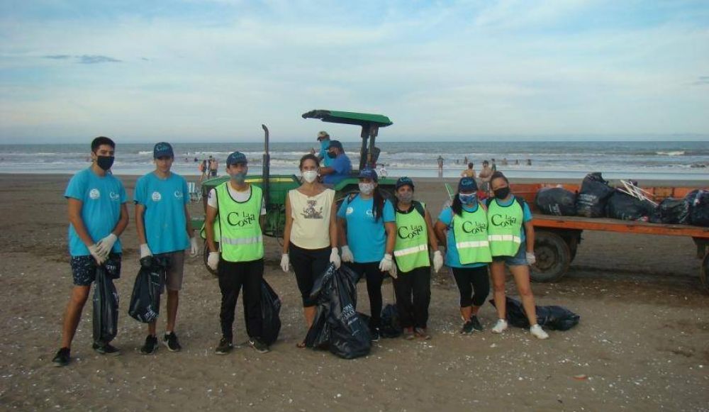 Reflexiones sobre una concejal que junta residuos con una cuadrilla en playas de San Clemente del Tuyú