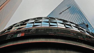 BMV y Biva caen levemente en jornada de bajo volumen; Cuervo cede 2.81%