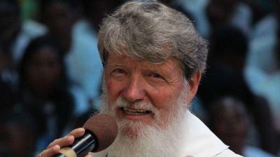 Nobel de la Paz: un cura argentino es candidato a quedarse con el premio