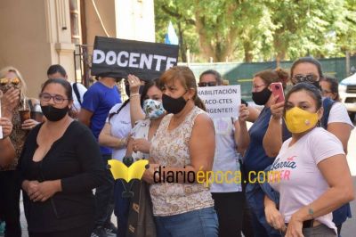 Docentes correntinos que trabajan en Chaco entregaron petitorio en Casa de Gobierno