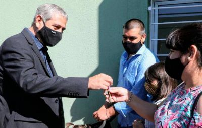 Ferraresi junto a Jaime M�ndez entregaron viviendas en San Miguel