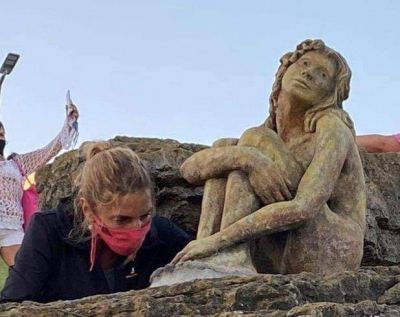 Da�aron la estatua misteriosa y le pusieron custodia