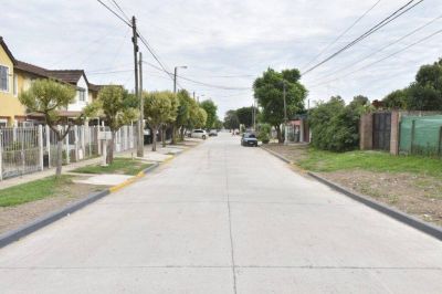 Inauguraci�n de una nueva obra de pavimentaci�n en Grand Bourg