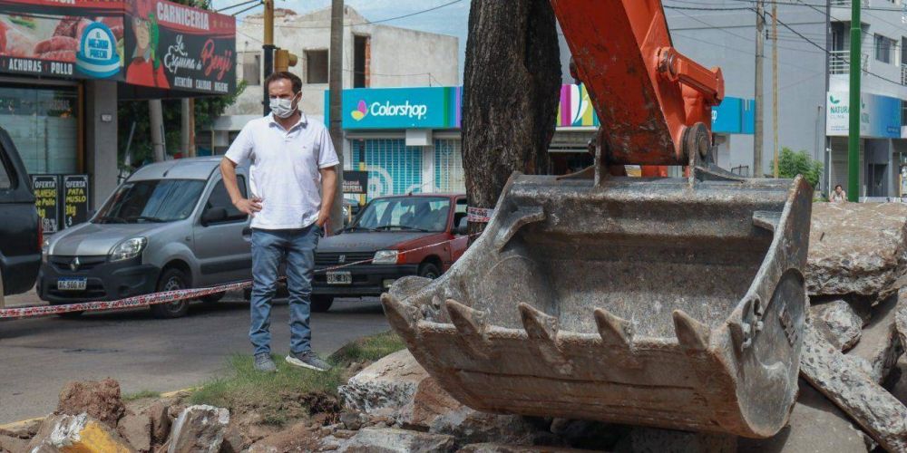 Comenzó la obra de reconstrucción de pavimento y saneamiento en barrio Sarmiento