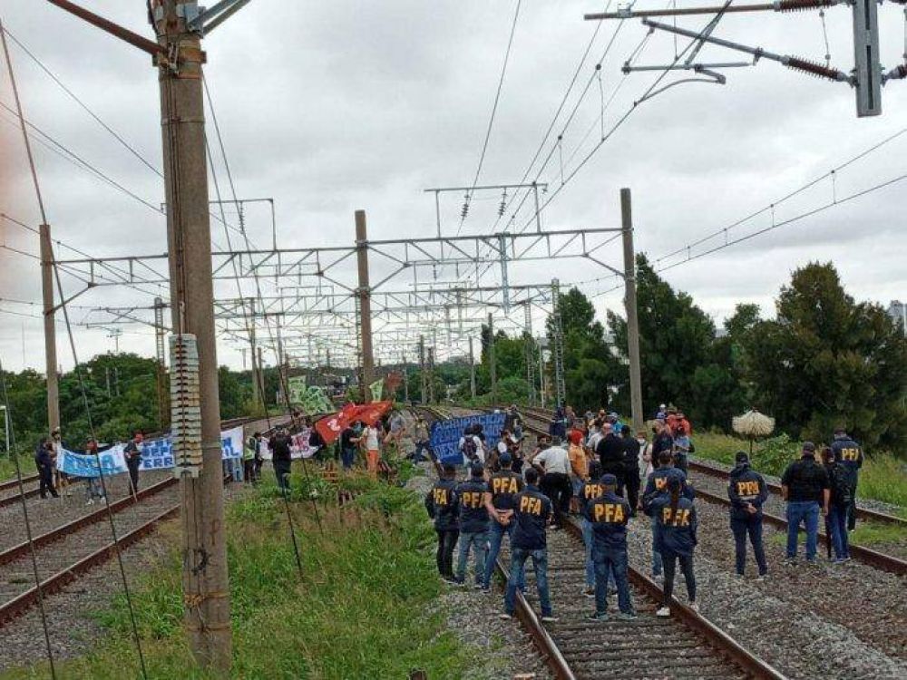 Reclamo en las vas: trabajadores ferroviarios piden volver a trabajar