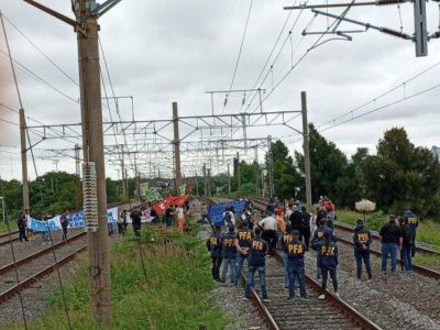 Reclamo en las vías: trabajadores ferroviarios piden volver a trabajar