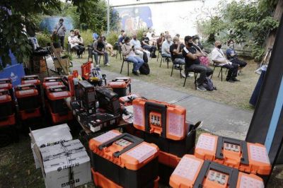 Cascallares entreg� kits de herramientas a emprendedores en Rafael Calzada