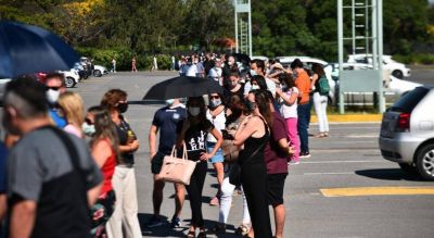 Largas colas para vacunarse en el Centro de Convenciones de C�rdoba: 