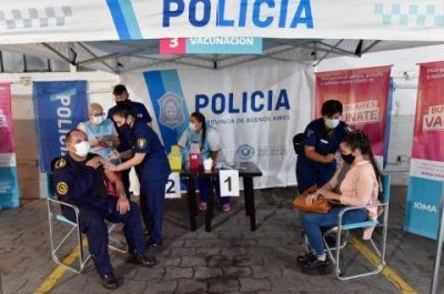 Ciudad Evita: el ministro Berni anunci� la llegada de las vacunas para las y los oficiales de �Puente 12�