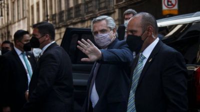La crisis de las vacunas acelera cambios en la comunicaci�n de Alberto
