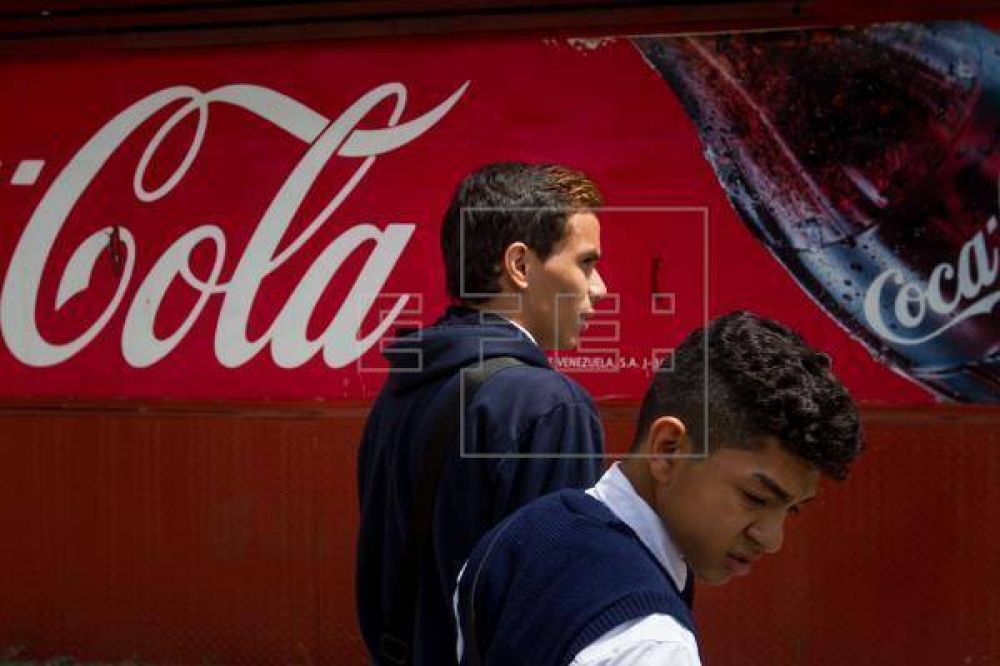 Comerciantes hispanos, molestos con Coca-Cola por cerrar su oficina latina