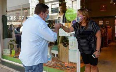 El Intendente Guillermo Montenegro reparti� botones de alerta a los comerciantes de Mar del Plata