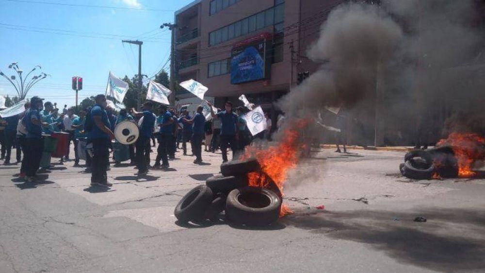 Trabajadores de la Coopi cortaron calles, quemaron gomas y protestaron frente al municipio
