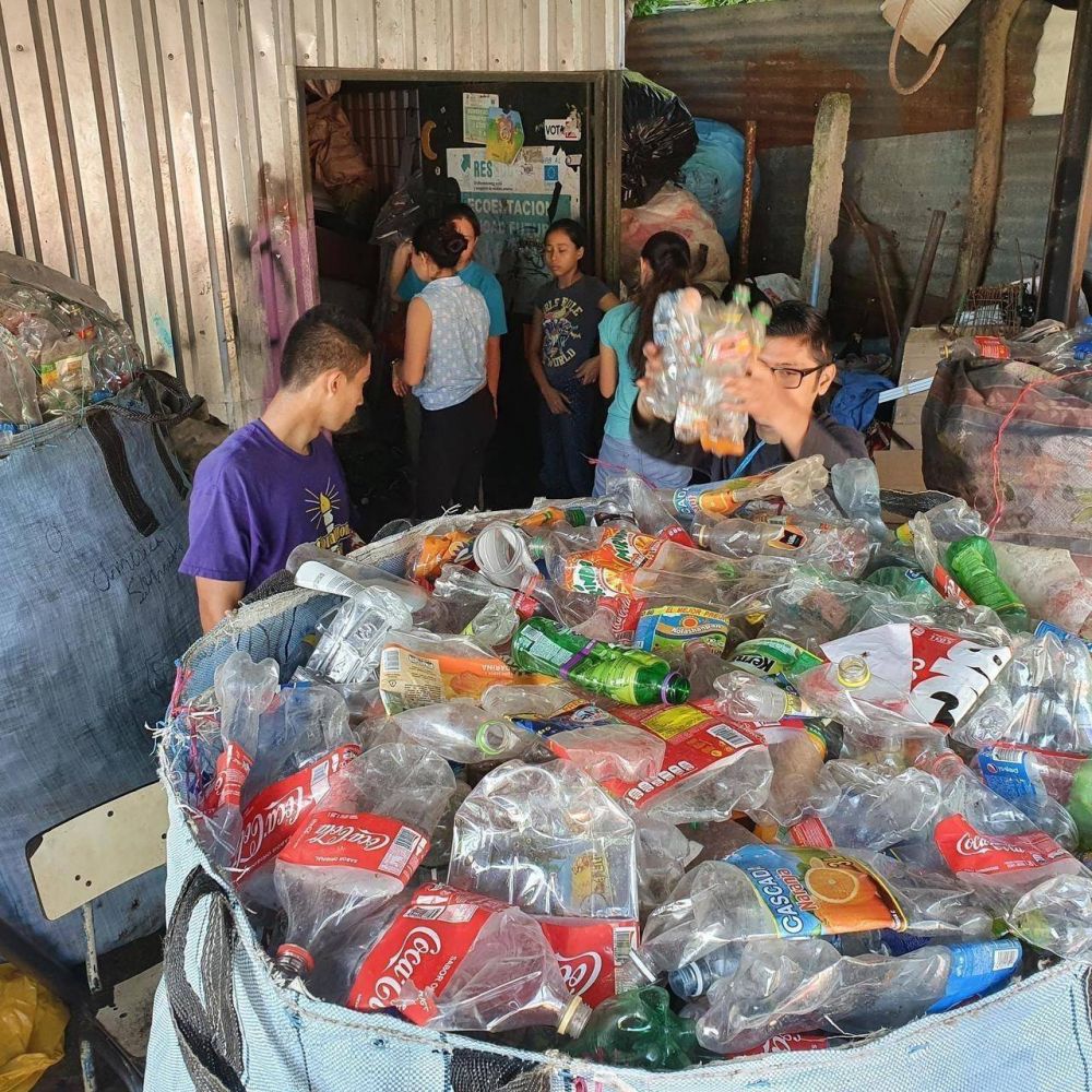 Reciclar en El Salvador: trabajo para unos, ganancias para otros