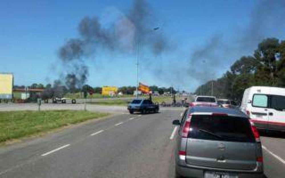 Polmica en Mar del Plata: En la Ruta 2 hubo un piquete y no dejaron pasar a dos ambulancias ni al Intendente