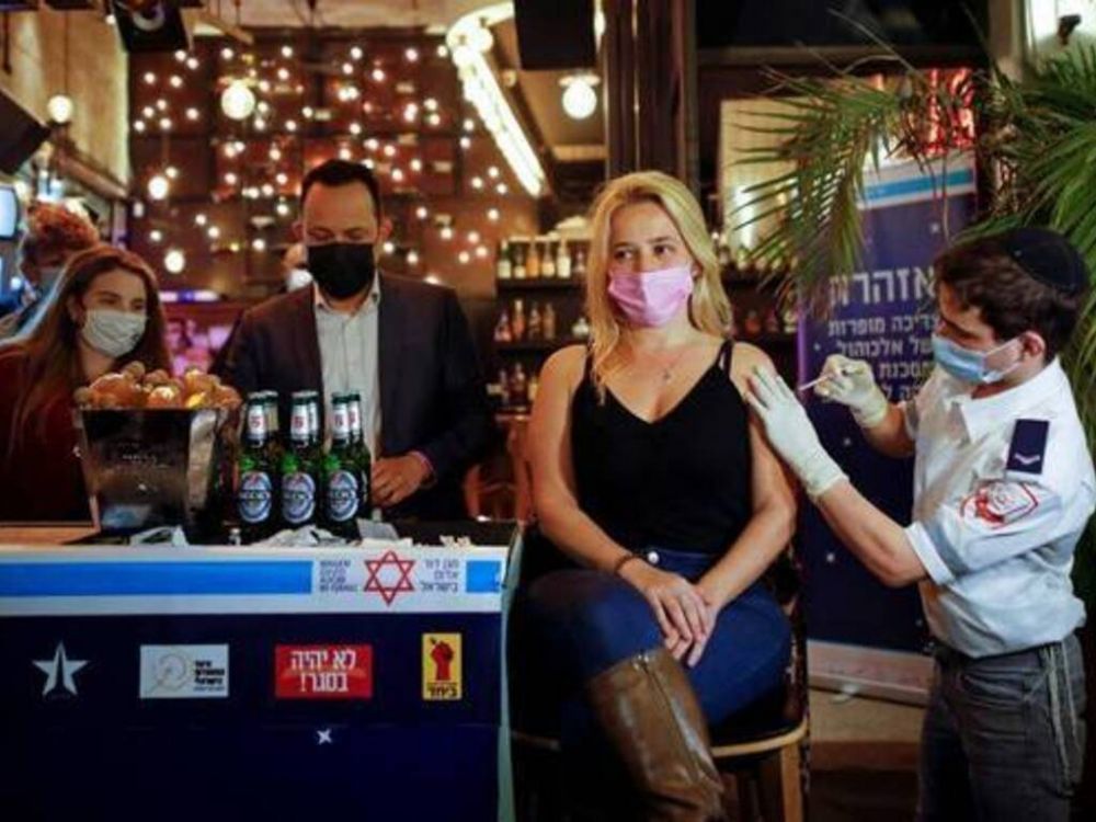 Un bar en Israel ofrece bebidas por vacunarse