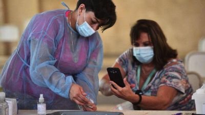 Docentes y efectivos policiales de C�rdoba recibir�n la vacuna Sinopharm