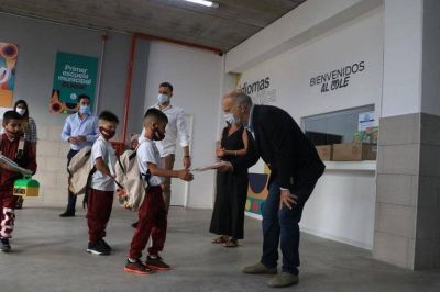 Grindetti supervis� los protocolos de inicio de clases en la nueva Escuela Municipal Biling�e de Lan�s
