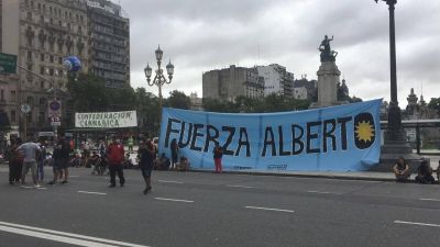 M�s banderas que militancia: una plaza en silencio esper� a Alberto
