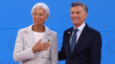 Mientras negocia un nuevo programa, el Gobierno le apunta al FMI por el pr�stamo a Macri
