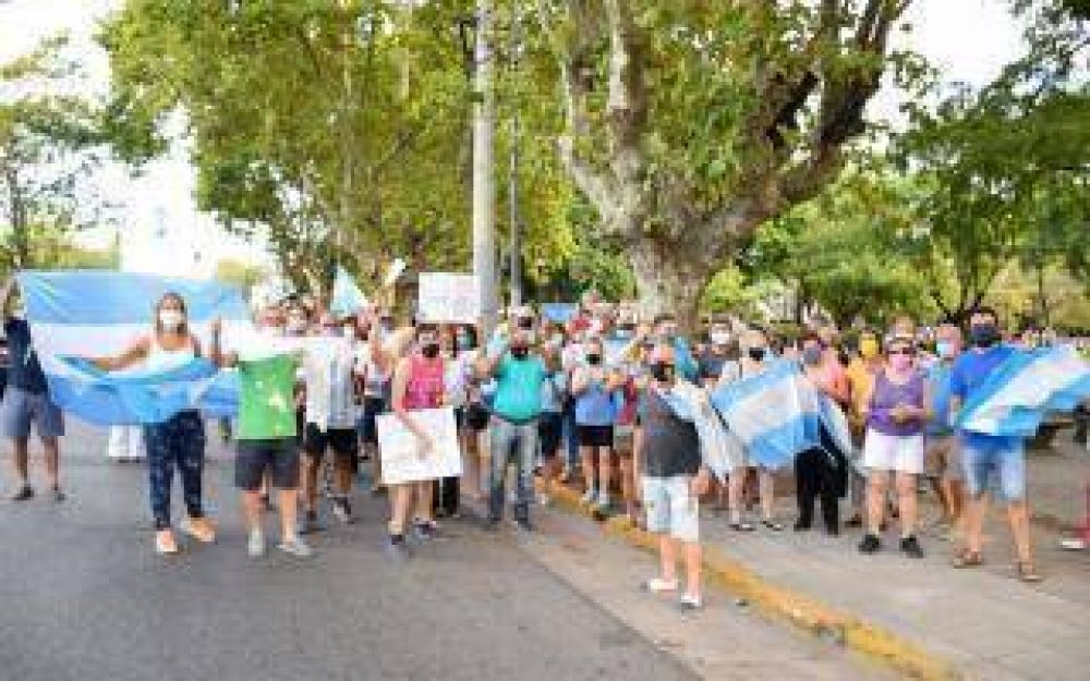 Hurlingham: La concejala Andrea Giorgini march� contra la vacunaci�n VIP y recibi� el apoyo de Patricia Bullrich