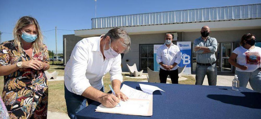 Cascallares encabez la firma de escrituras para familias de Glew