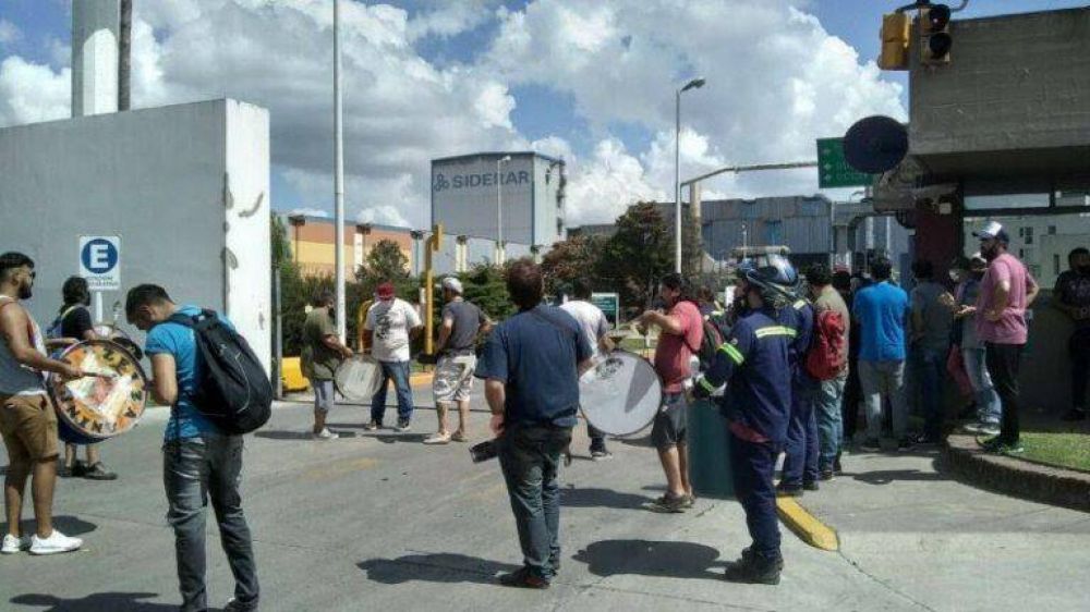 Metalrgicos salen a la calle para que Paolo Rocca reincorpore a los 35 despedidos en pandemia de Siderar y cumpla con el Convenio Colectivo