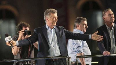Mauricio Macri tambi�n quiere hacer campa�a con un libro bajo el brazo: 