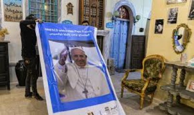 El Papa devuelve a cristianos de Irak un libro sagrado que �escap� del odio de ISIS