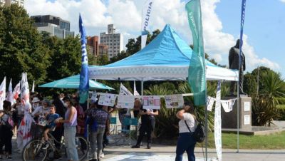 #8M: Berni mont� una carpa en Plaza Moreno y gener� rechazos