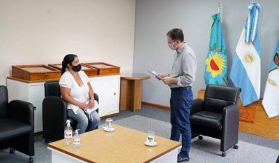 Gray entreg� subsidios para vecinos de Esteban Echeverr�a