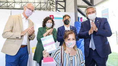 El presidente Alberto Fern�ndez recorri� un vacunatorio y una escuela rural en Avellaneda