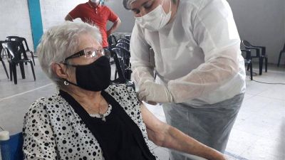 Con 102 a�os, una riocuartense es la vacunada m�s longeva de la provincia