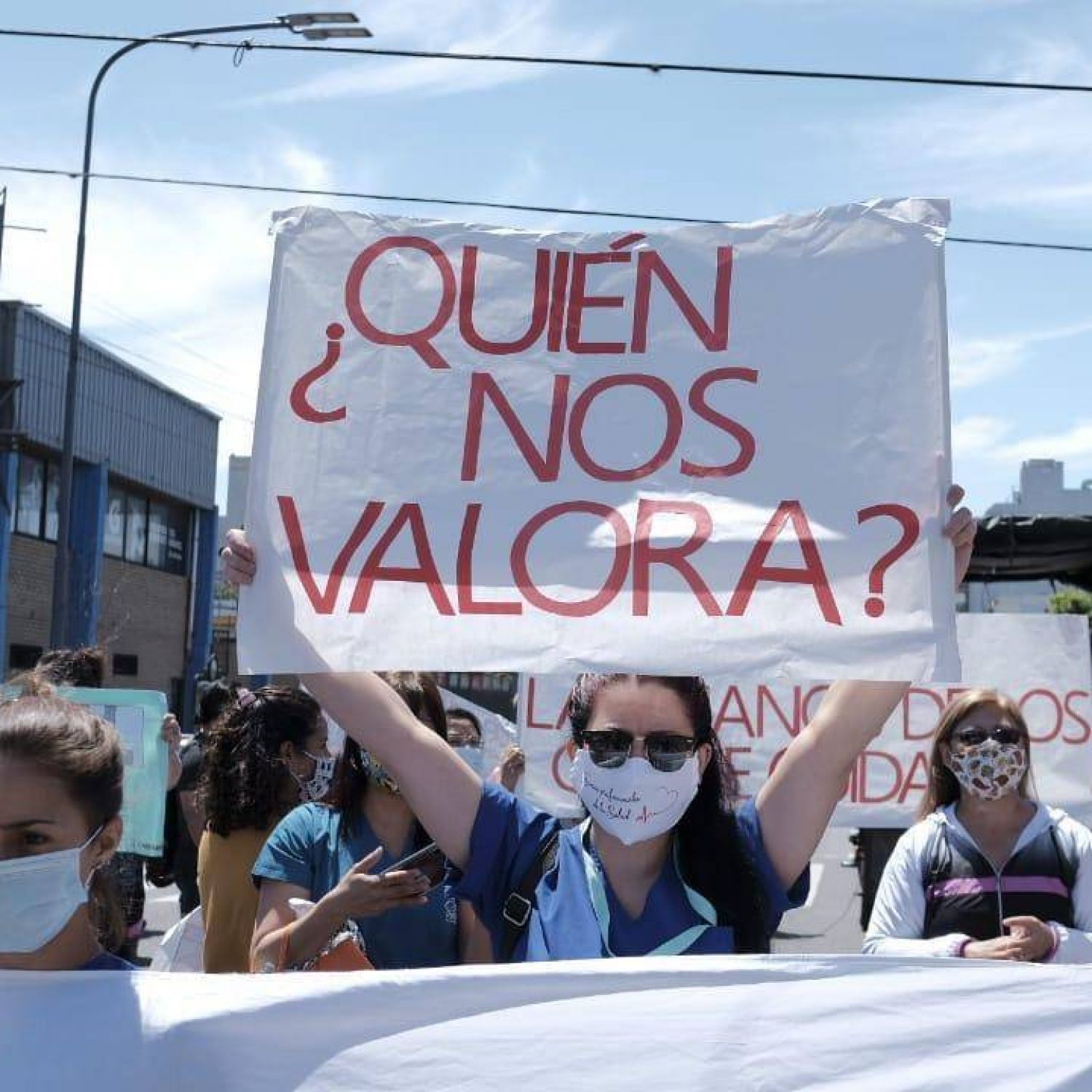 Enfermeras protestan en el Garrahan por discriminación de género y salarios  insuficientes: “Si una postulante es mujer, preguntan si tiene hijos y  quién los cuida»
