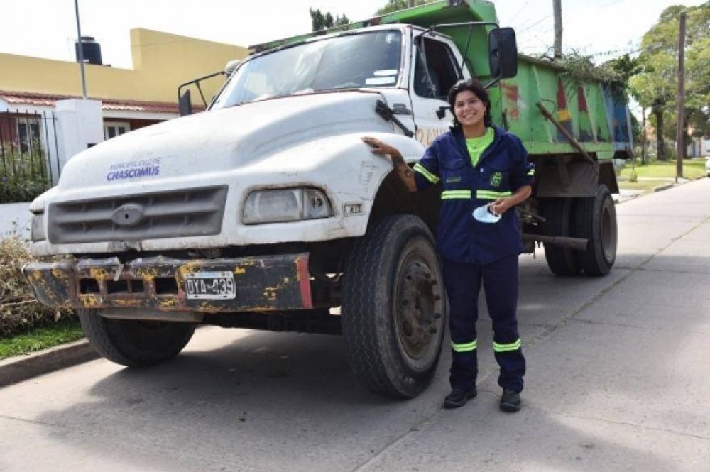 Por primera vez, la flota de camiones de Chascoms tiene una conductora mujer